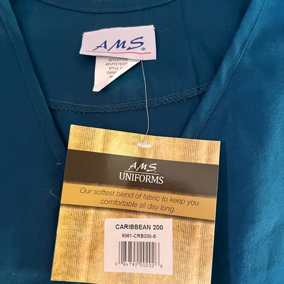 Size small work scrub top - Picture 3 of 5